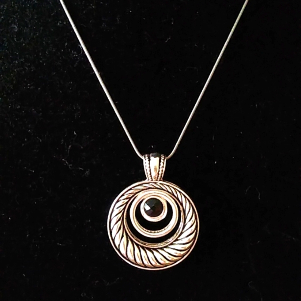 Silver toned necklace 🌺